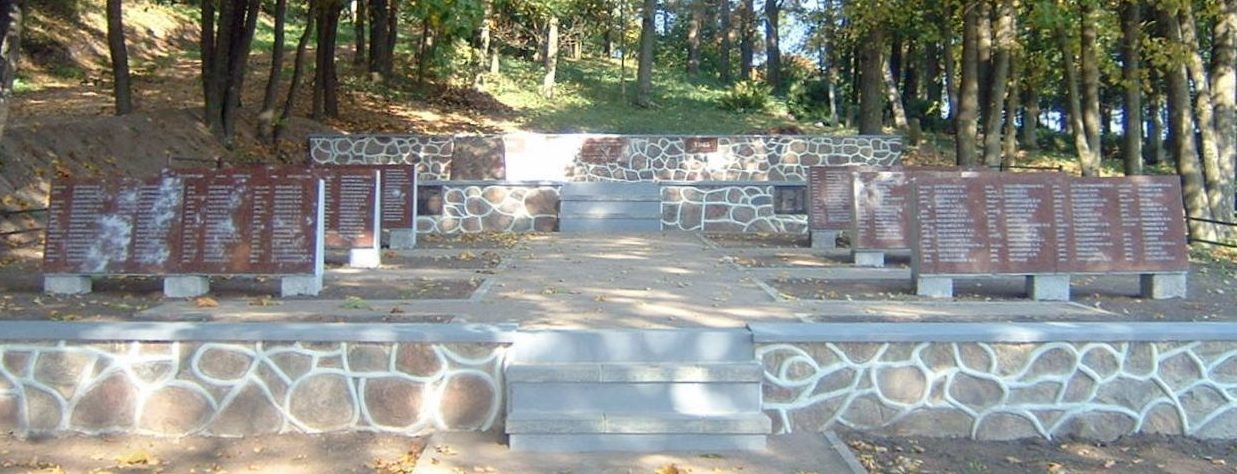 п. Паевонис Вилквишкского р-на. Мемориал рядом с костёлом, установлен на братской могиле, в которой захоронено 833 воина, в т.ч. 72 неизвестных. 