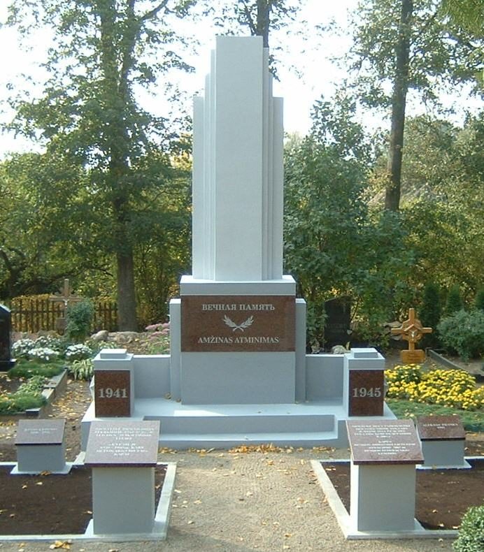 п. Пушалотас Пасальского р-на. Памятник на кладбище рядом с костёлом, где похоронены останки двух неизвестных советских лётчиков, а также перенесены останки 11 местных жителей, убитых в июле 1941 года.