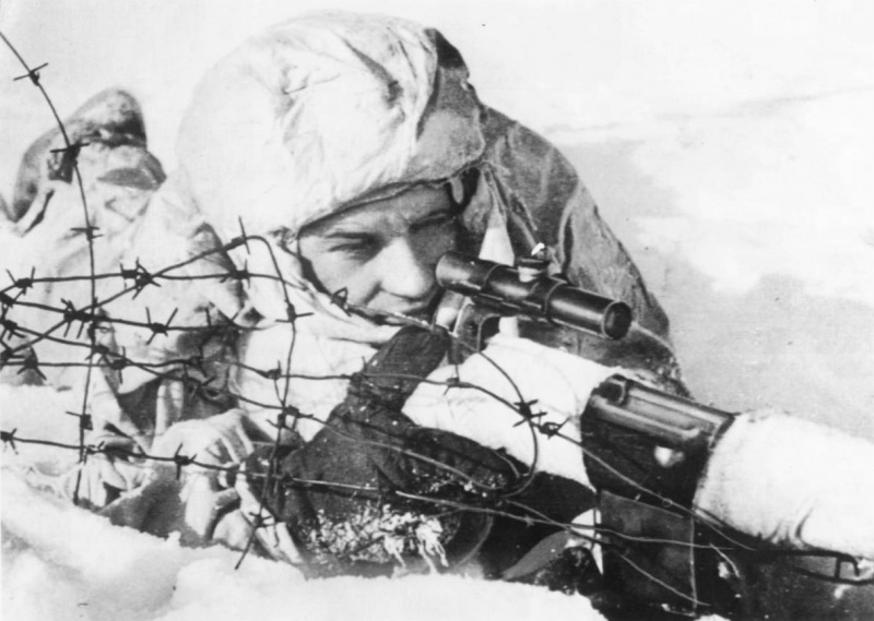 Снайпер сержант Жидков, вооруженный самозарядной винтовкой СВТ-40 с оптическим прицелом ПУ, на огневой позиции. Одержал 129 побед. Северный фронт.