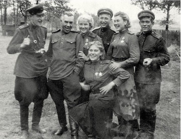 Снайперы, слева направо: Лидия Вдовина, Роза Шанина и Александра Екимова среди офицеров. 1944 г.