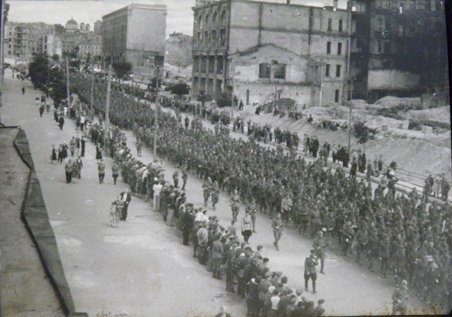 Пленных немцев ведут по центральным улицам города. 16 июля 1944 г.