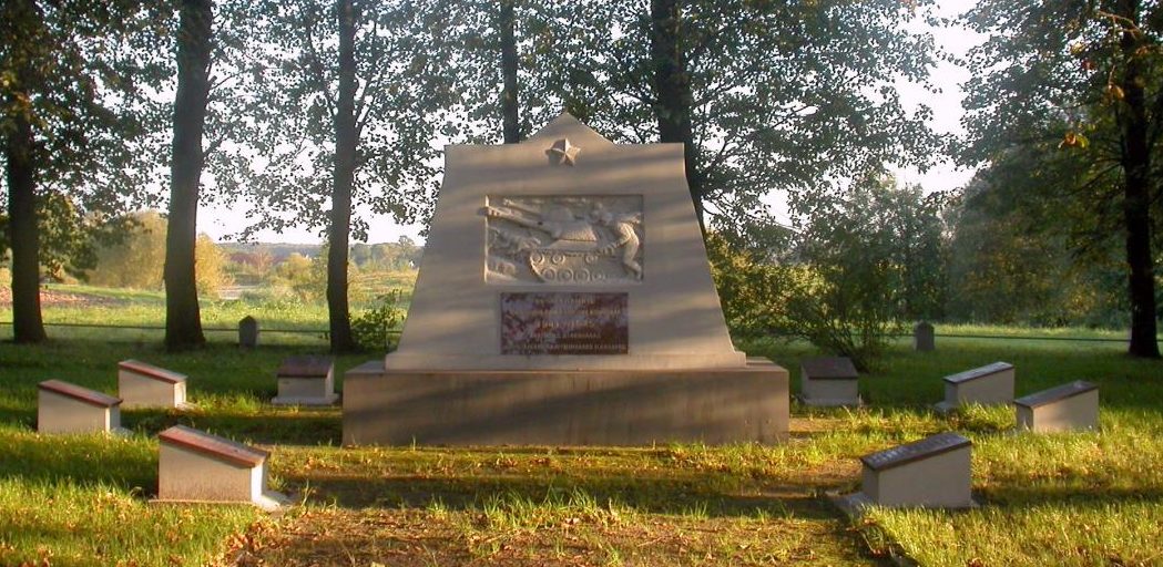 п. Иглишкеляй Мариямпольского р-на. Памятник на братской могиле, в которой похоронено 278 воинов 19-го стрелкового корпуса, погибших в июле–августе 1944 года. Среди них - 276 неизвестных. 
