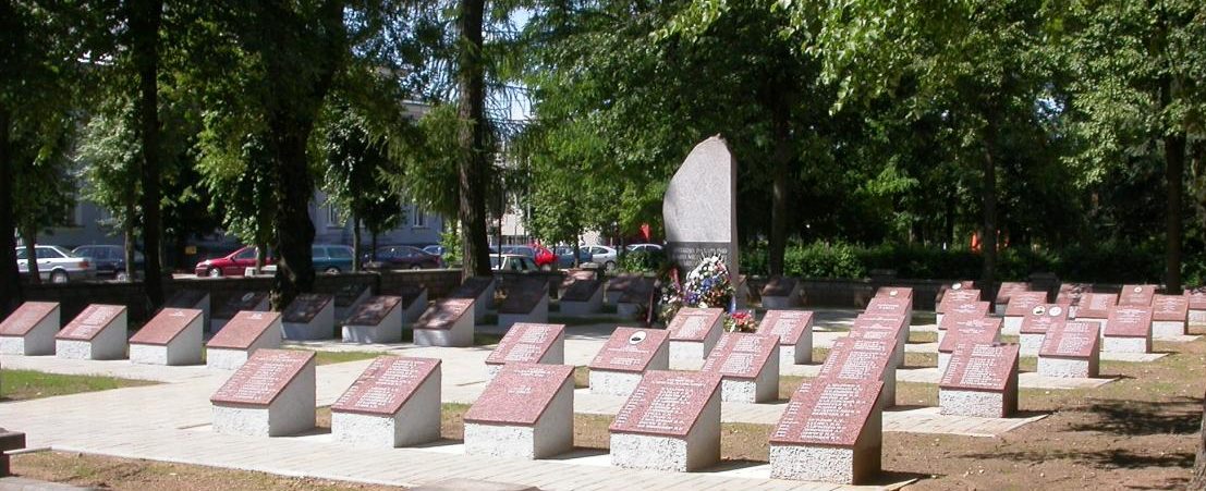 г. Казлу-Руда Мариямпольского р-на. Братская могила на городском воинском кладбище, где похоронено 492 воина, погибших в июне 1941 года и в июле 1944 года. 