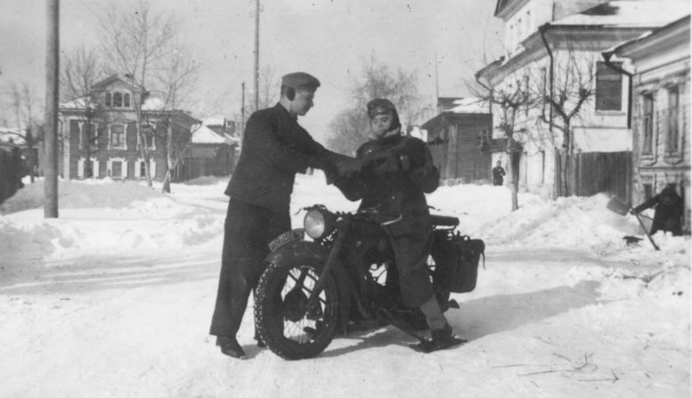 Мотоцикл на лыжах. Россия. 1942 г.