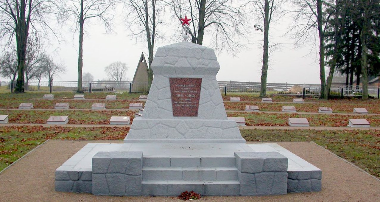 п. Любавас Мариямпольского р-на. Братская могила рядом с поселковым кладбищем, где похоронено 444 воина, погибших в середине октября 1944 года.