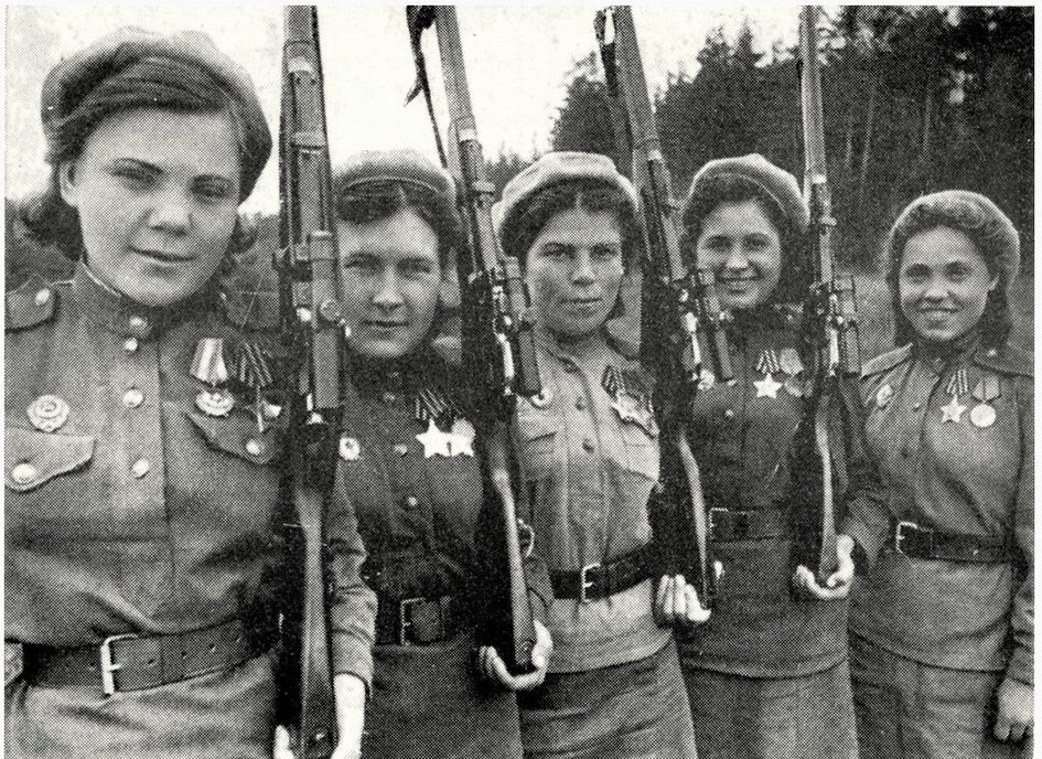Снайперы, слева направо: Нина Лобковская, Люба Макарова, Шура Виноградова и Аня Носова.