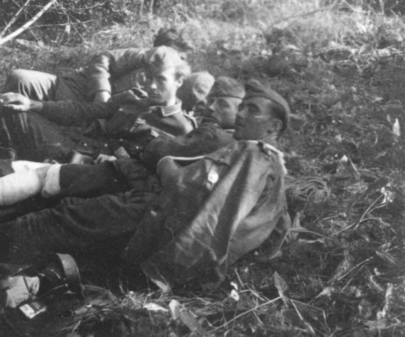 Раненные в ожидании эвакуации у деревни Галахово Калининской обл.1942 г.