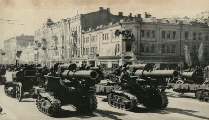 Крещатик, первый послевоенный парад в Киеве. Май 1945 г.