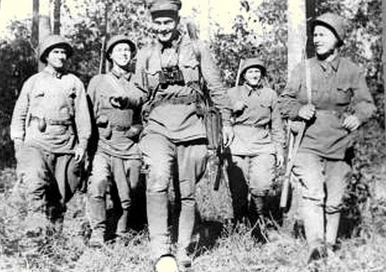 Гвардии сержант Н. Вознов с группой бойцов отправляется на боевые позиции. Август 1942 г.