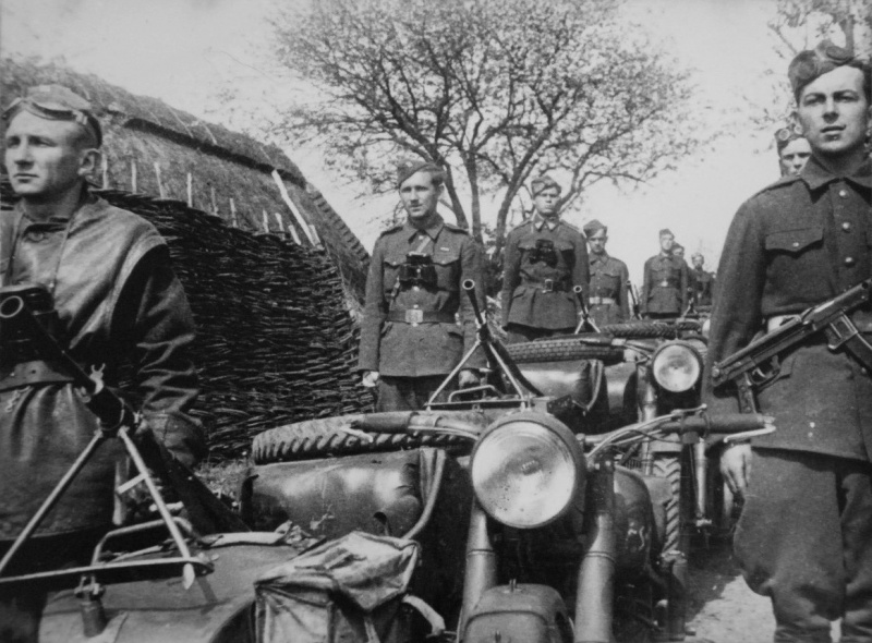 Советские мотоциклисты в Карпатах. 1944 г.