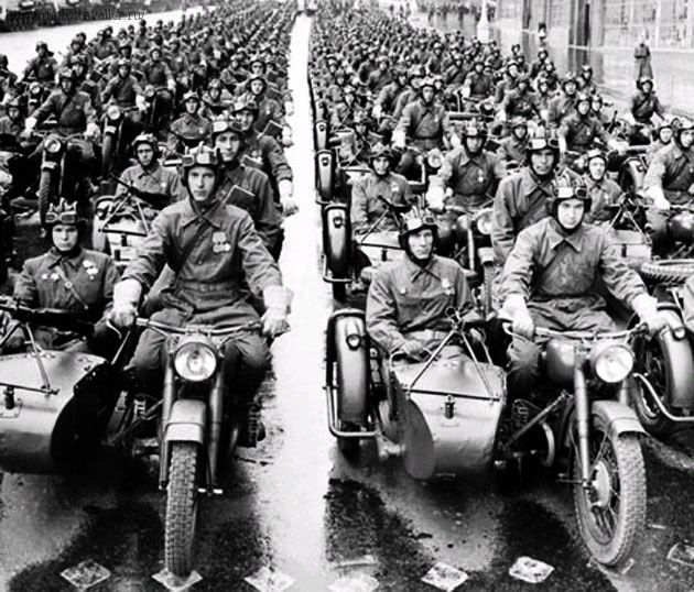 Мотоциклы М-72 на параде. 1945 г.