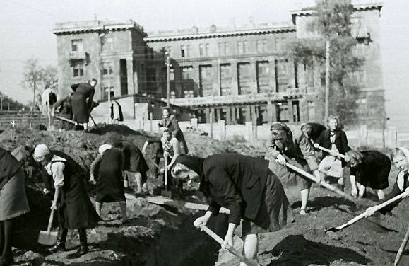 Расчистка площадки под музей боевой техники возле дома авиации. Сентябрь, 1944 г. 