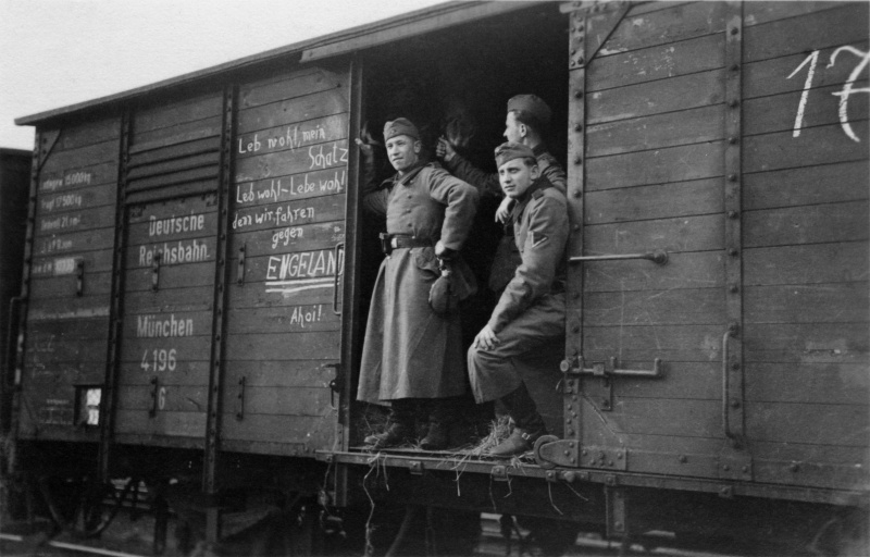 Солдаты в железнодорожном вагоне.