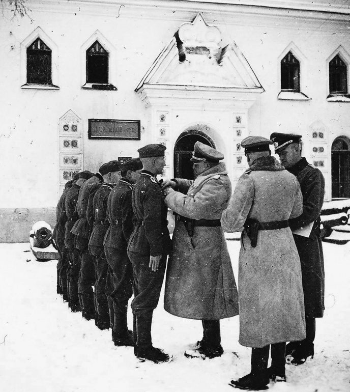 Награждение солдат во дворе Новгородского кремля. 1941 г.