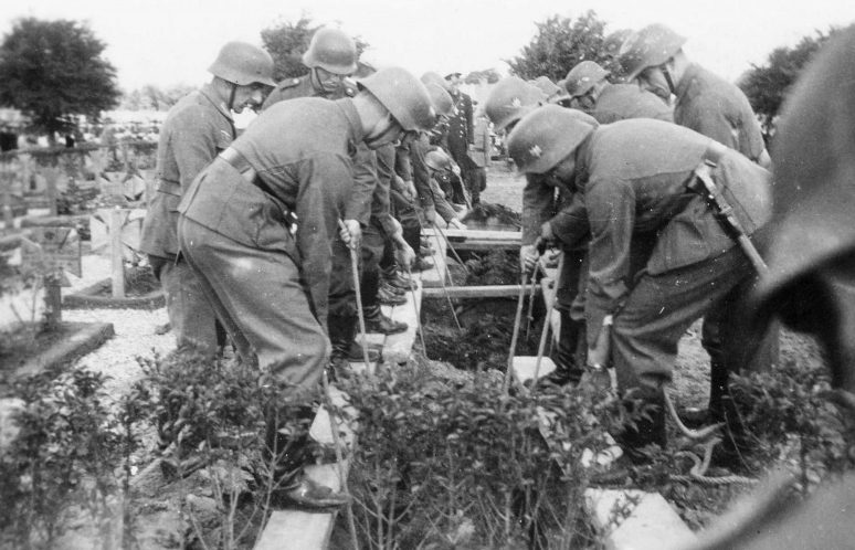 Солдаты хоронят погибших после рейда на Дьепп. 1942 г.