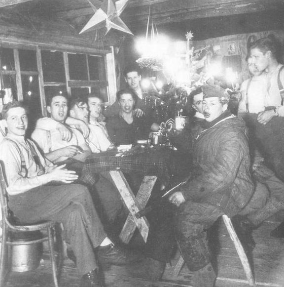 Немецкие солдаты празднуют Рождество. Цен¬тральный фронт, 1942 г.