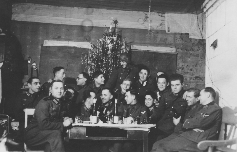 Немецкие солдаты празднуют Рождество. Цен¬тральный фронт, 1942 г.