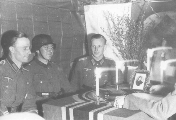 Заочное (по переписке) бракосочетание немецкого солдата. Церемонию проводит командир роты, 1943 г.