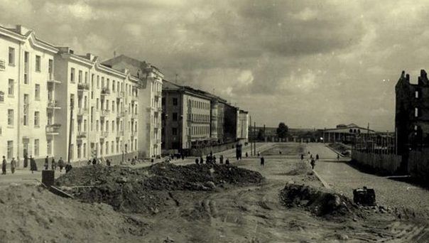 Строительство бульвара по улице Комсомольской. 1945 г.