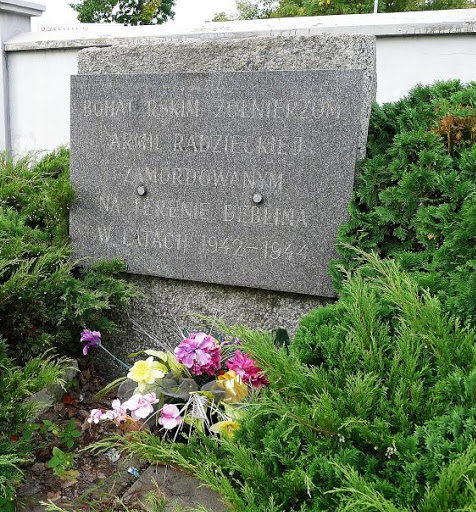 Братская могила советских военнопленных.