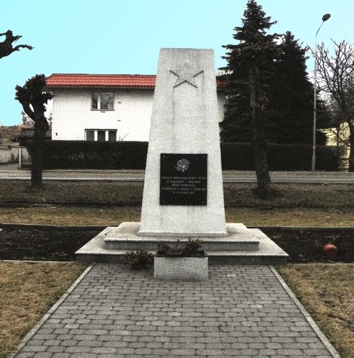 г. Лабишин, Жнинский повят. Обелиск на братской могиле, в которой похоронено 46 советских воинов, в т.ч. 37 неизвестных.