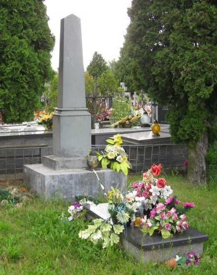 г. Радзынь. Памятник по улице Ситковскего, установленный на братской могиле, в которой похоронено 275 совестких воинов, в т.ч. 175 неизвестных.