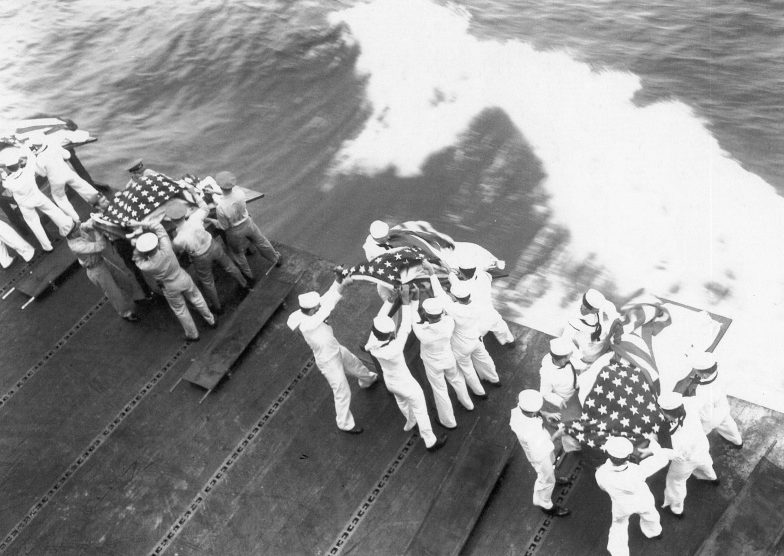 Похороны моряков американского эсминца «Гест», погибших после атаки камикадзе у побережья острова Окинава. Май, 1945 г.