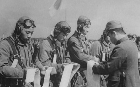 Летчики-камикадзе получают повязки хатимаки. Октябрь, 1944 г. 