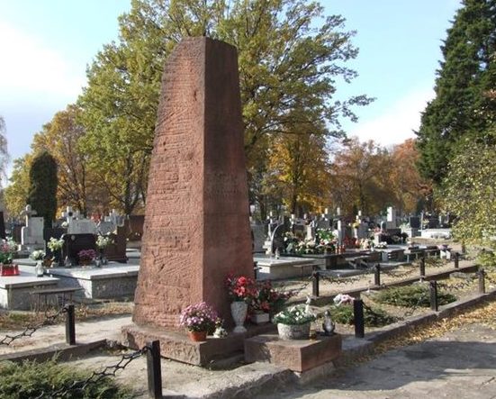 г. Жирардув. Обелиск по улице Маклякевича, установленный на братской могиле, в которой похоронено 50 советских воинов, в т.ч. 35 неизвестных.