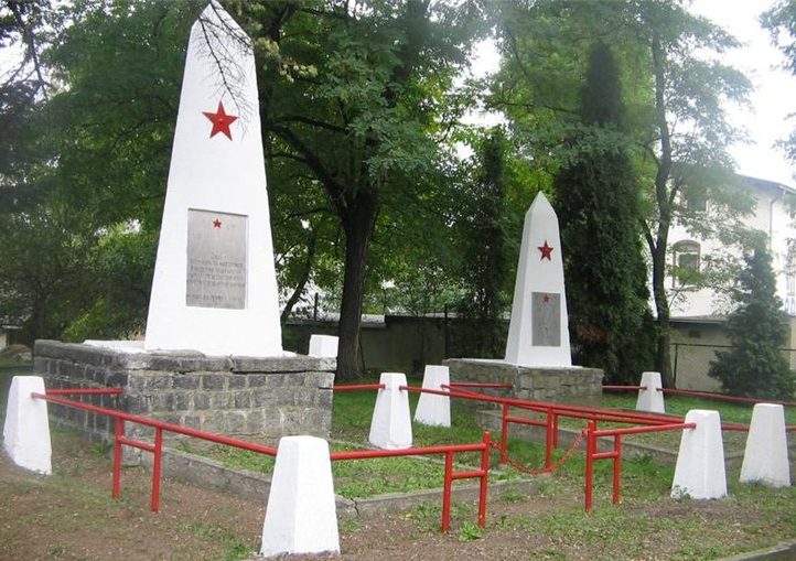 г. Жарув, Свидницкий повят. Братские могилы по улице Армии Червоней, в которых похоронено 23 советских воина, в т.ч. 2 неизвестных.