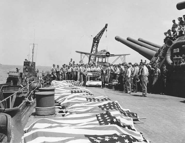 Погибшие в результате атаки камикадзе моряки американского линкора «Нью-Мексико». Окинава. Май, 1945 г.