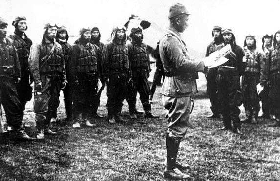 Генерал Ониши зачитывает приказ эскадрилье летчиков-камикадзе. 1944 г.