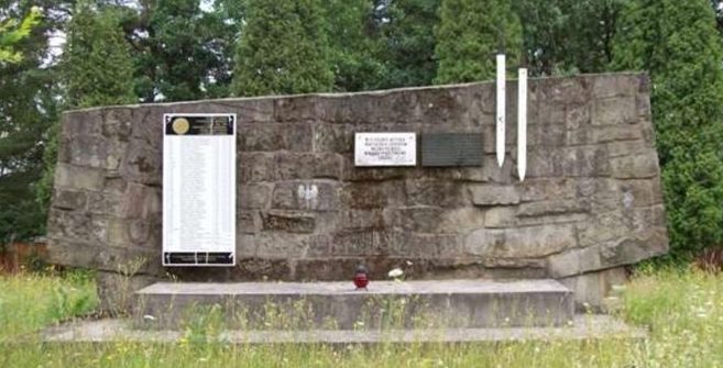 г. Горлице, р-н Глиник-Мариампольски. Памятник на братской могиле, в которой захоронен 171 советский воин, в т.ч. 123 неизвестных.