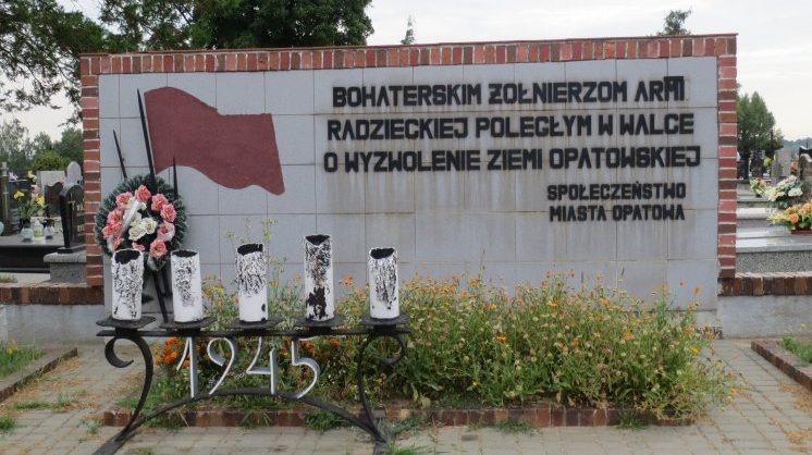 г. Опатув. Памятник на братских могилах на кладбище по улице Цментарна, в которых захоронено 2 тысячи советских воинов, в т.ч. 1 942 неизвестных, погибших в годы войны.