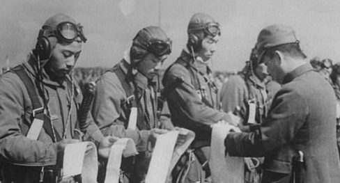 Летчики-камикадзе получают повязки хатимаки. Октябрь, 1944 г.