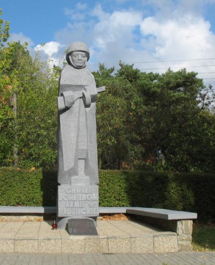д. Крыница Морска, гмина Штутово. Памятник, установленный на братской могиле, в которой похоронено 240 воинов, в т.ч. 208 неизвестных. 