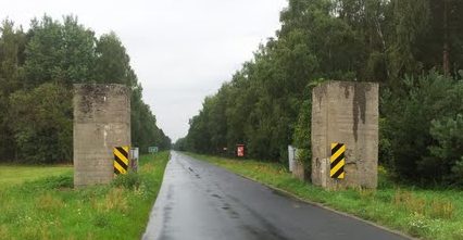 Бетонные столбы для блокирования дороги, построенные в 1944 г.