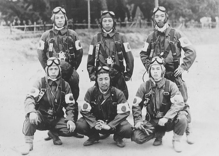 Летчики-камикадзе перед вылетом. Корпус Акено. 1945 г.