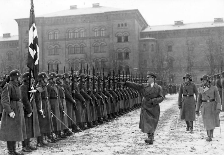 А. Гитлер перед своим «Лейбштандартом». Берлин, Лихтерфельде. 1935 г.
