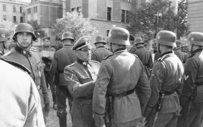 Командир «Лейбштандарта» Йозеф Дитрих награждает личный состав. Мец, июнь 1940 г.