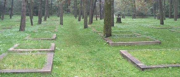 Братские могилы на месте захоронения.