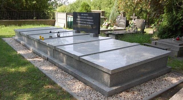 д. Яблонна, Легионовский повят. Памятник на братской могиле, в которой похоронено 400 советских воинов, погибших в годы войны. 
