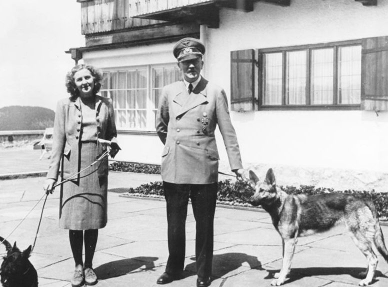 Ева Браун и Адольф Гитлер в резиденции в горах. 1942 г.