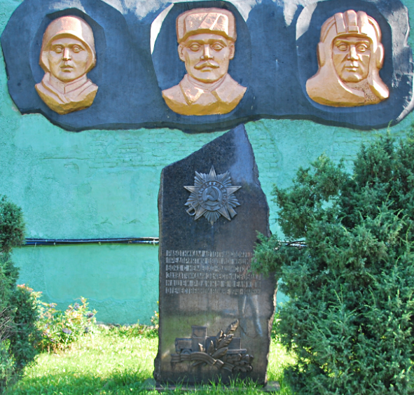 Памятник по улице Дегтяревская, 25а, открытый в 1965 году, в память о сотрудниках АТП 0910, погибших в годы войны.