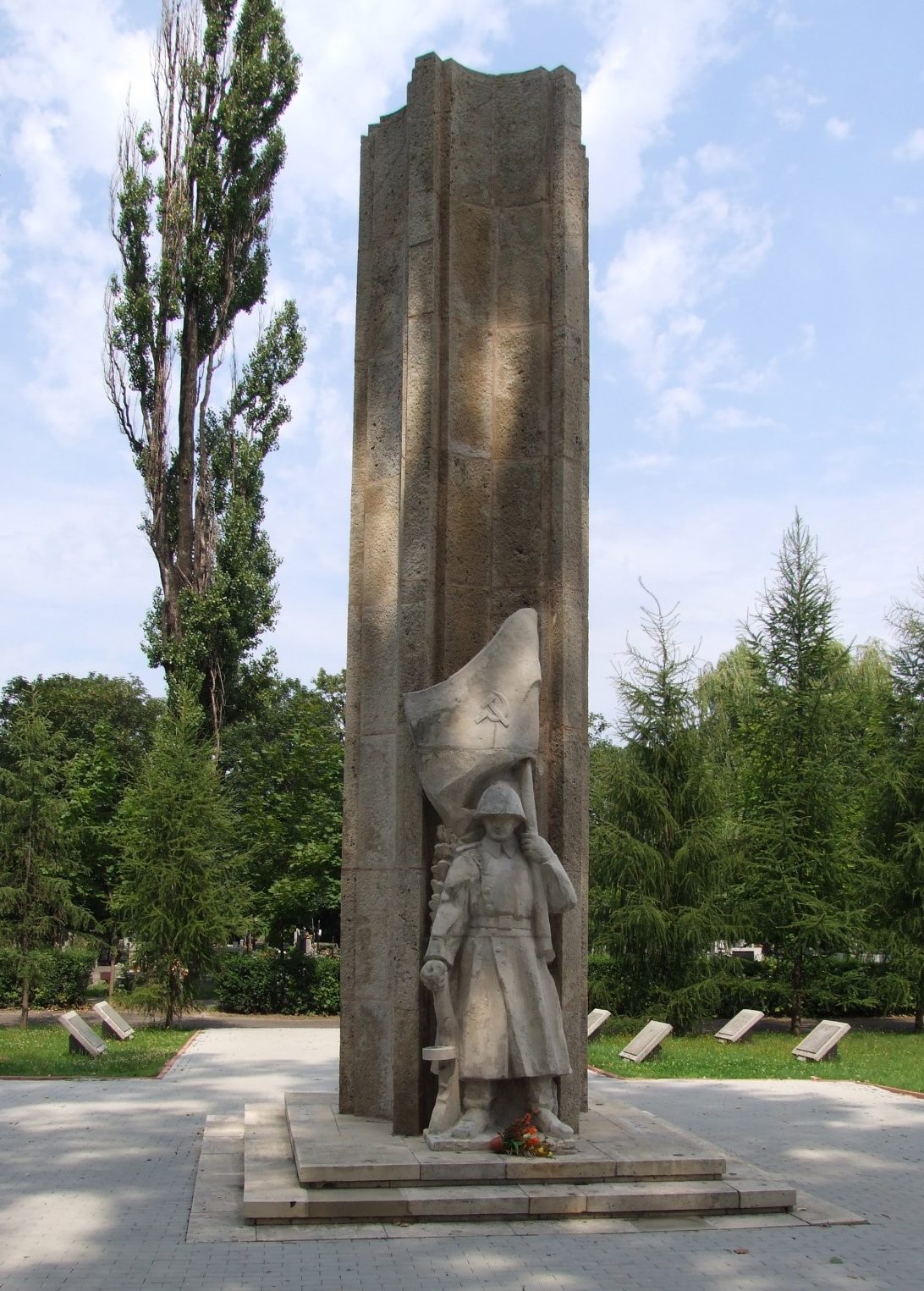 г. Краков. Монумент по улице Прондоты, установленный на братских могилах, в которых похоронено 1 578 советских воинов, в т.ч. 1 009 неизвестных.