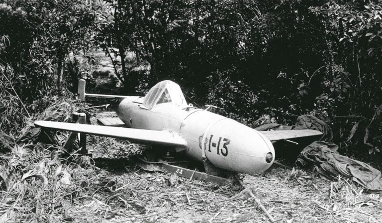 Самолет-снаряд камикадзе MXY7 Ohka, захваченный союзниками на Окинаве. Апрель, 1945 г.