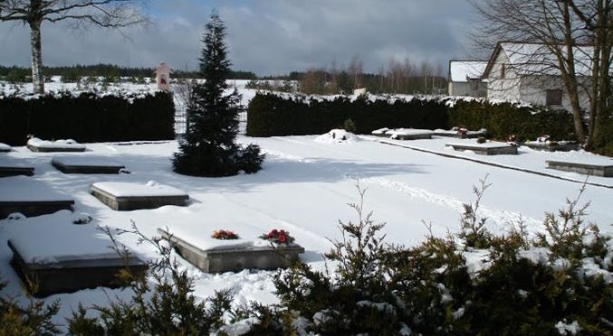 д. Упилка, Бытувский повят. Воинское кладбище, где захоронен 281 воин, в т.ч. 262 неизвестных.