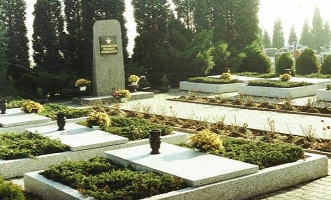 г. Вилямовице, Бельского повята. Воинское кладбище по улице Цментарна, где захоронено 449 советских воинов, в т.ч. 323 неизвестных.