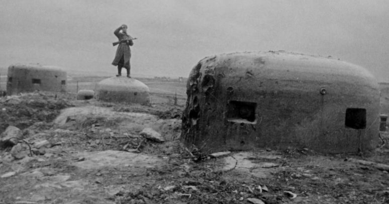 Советский автоматчик после захвата ДОТа «Panzerwerk 717». Февраль, 1945 г.