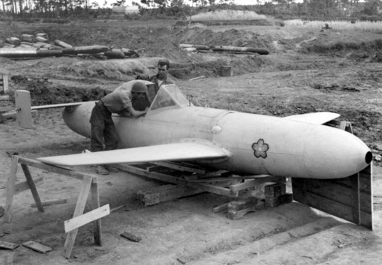 Американцы осматривают самолет-снаряд камикадзе MXY7 Ohka. Апрель, 1945 г.